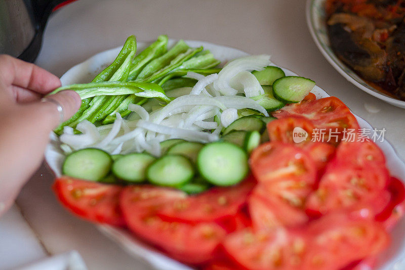 The making of a Mediterranean salad; "Then G U ş"